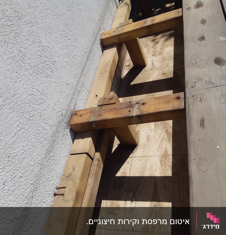 מסגרת עץ צמודה לקיר בטון, ללא איטום נראה לעין